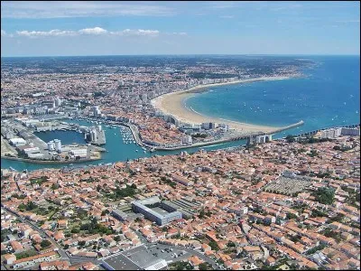 Le sable des plages des Sables-d'Olonne est mouillé par l'eau de quel golfe ?
