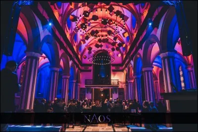 C'était l'église désacralisée Saint-Joseph. Dans ce lieu, jouxtant l'abbaye d'Aulne, la salle «Naos» a pris sa place : c'est «aussi bien une salle de spectacles, de mariage ou de salons qu'un lieu pouvant accueillir des team building, par exemple.»  selon Graziana Trotta, responsable.
Où trouver cet «espace qui vit, qui vibre, qui fait vibrer, et qui éveille les sens» ?