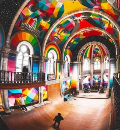 Cette église de Santa Barbara était abandonnée : c'est devenue le Kaos Temple, une oeuvre contemporaine et unique, fidèle au travail d'Okuda San Miguel. ''On découvre de nouveaux détails, de nouvelles formes, à chaque regard'' Danny Leon.
Quel nom porte ce lieu de pèlerinage pour tous les skateurs du coin ?