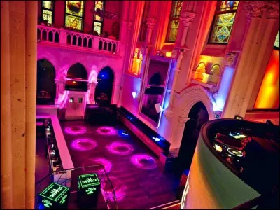 À deux pas de la place du Ralliement, cette église érigée au XIXe siècle par la communauté des Servantes du Saint-Sacrement, est maintenant nommée La Chapelle et continue d'être ''un cadre magnifique, en conservant sa grandeur et ses superbes vitraux'' Elyse BM.
Dans quelle ville peut-on danser dans une telle ambiance, au son d'une musique électro, la boîte de DJ étant suspendue à une mezzanine ?