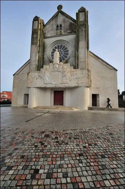 En 2012, le virtuose Kit Armstrong rachète dans l'Aisne, l'église Ste-Thérèse-de-l'Enfant-Jésus, menacée d'être détruite et décide d'y installer un piano à queue Steinway et de la transformer en salle de concert : "Les églises sont des lieux d'une grande valeur intellectuelle et culturelle, pleines d'histoire et d'émotion. La musique y est transcendée".
Où est ce lieu à l'acoustique parfaite ?