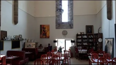 Au cœur de l'Auvergne, on retrouve cette ancienne léproserie sous les traits d'un sympathique bistrot. Niché dans une ancienne église du 12e siècle chargée d'histoire, le 1150 propose un vent de fraîcheur avec des spécialités à base de produits du terroir local.
Mais pour en profiter, vous devez vous rendre à :