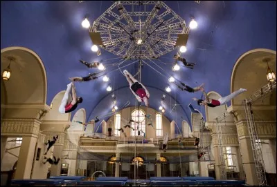 Découvrez ce trésor de Limoilou : on a aménagé l'École de Cirque dans l'ancienne église Saint-Esprit et l'on utilise son impressionnante nef de 15 m de haut, 24 m de large par 60 m de profondeur. L'École a reçu le Prix du public et le Prix du jury dans la catégorie «recyclage» architecture. Son utilisation en ferait l'église la plus fréquentée le dimanche, où est-on ? Merci d'avoir voyagé avec moi