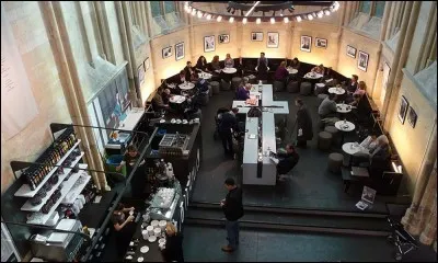 Cette église à l'architecture gothique, a été consacrée en 1294 par l'Ordre des Prédicateurs de Saint Dominique et destituée en 1794 par l'armée napoléonienne : utilisée comme salle d'archives, entrepôt et même une boutique de vélos. Elle a été convertie en librairie par les soins de Merkx + Girod, architectes. 
Où trouve-t-on la Selexyz Dominicanen, une des plus belles librairies du monde ?