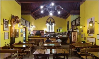 L'église Saint-Mathias-Apôtre «On mange dans l'église (...) une autre manière de communier : de nombreuses personnes qui viennent manger ici, ont été baptisées ou se sont mariées dans cette église », lance Jacynthe Ouellette, d.g. Aux sous-sol : les cuisines. 
Dans quelle ville, cette entreprise de réinsertion sociale, une charité chrétienne, sert chaque jours 1400 repas à prix modique ?