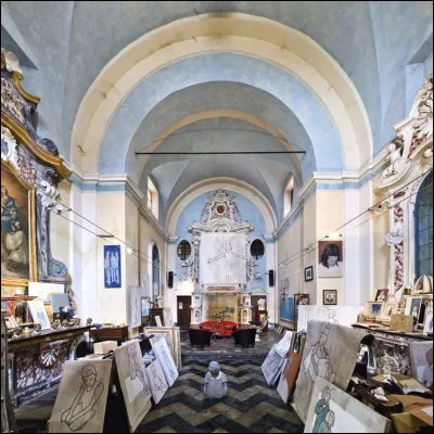 En 1995, l'artiste Valerio Berruti a acheté et restauré l'ancienne église San Rocco, bâtie en 1618, désaffectée depuis la fin de la guerre et utilisée comme dépôt par la ville jusqu'aux années 1960. Il en a fait son atelier. ''C'est ici que tous mes projets sont nés''.
Quel est le nom de cette ville qui a conservé ce lieu inspirant ?