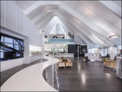 Remarquez cette belle oeuvre du cabinet de Dan Hanganu : vous apercevez la Bibliothèque Monique-Corriveau qui a été conçue à partir de l'église de Saint Denys du Plateau. La structure d'origine a été laissée intacte, les architectes ont simplement ajouté des blocs de vitrages plus grands, une idée lumineuse. 
Où trouver cette belle nef qui abrite des étagères, des espaces de travail et de lecture?