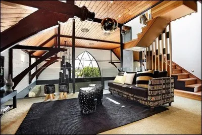 Une église anglicane, datée de 1892, transformée par Marie et Dominic Bagnato, architectes réputés pour leurs atmosphères. Ici, on a créé un environnement moderne et spacieux avec des matériaux naturels comme le bois récupéré pour les escaliers et le marbre : l'espace semble agrandi et éclairci.
Trouvez la ville de ce couple d'architectes spécialistes des espaces modernes confortables.