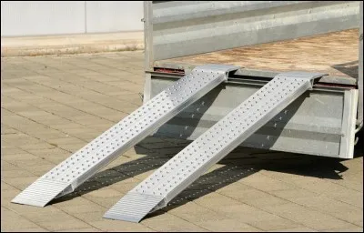 Ces deux trucs permettent à un outil de transport (un chariot par exemple), de monter et de descendre du véhicule. Ce sont...
