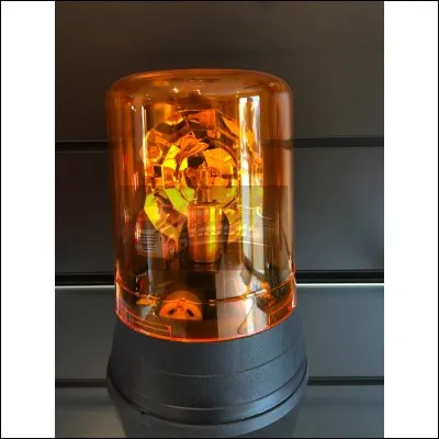 Placé sur le toit, juste au-dessus du pare-brise, ceci s'allume lorsque le véhicule est à l'arrêt, en intervention. C'est...