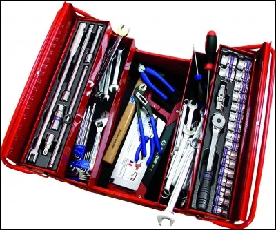 Dans un coin du fourgon, cette caisse contient...