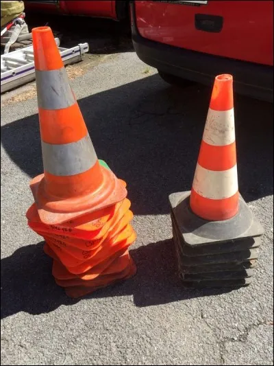 Ces drôles d'objet ont pour objectif de sécuriser une zone en travaux. Le fourgon en possède dix. Quel est leur nom ?