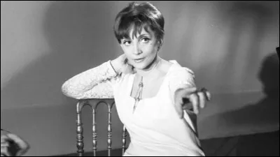 Elle présentait notamment l'émission musicale "Discorama" à la télévision ; c'est  Glaser.