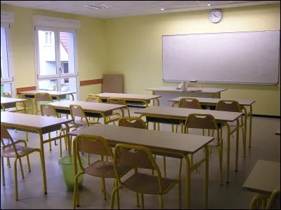 Les jeunes de 16 à 18 ans vont classe ici. Quelle heure est-il ?