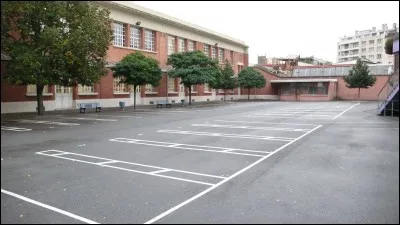 Passons maintenant à l'extérieur, dans ce grand espace, les jeunes peuvent se défouler, toujours sous la surveillance des militaires. C'est une...