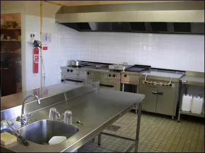 Comment s'appelle la personne qui s'occupe d'une cuisine scolaire ?