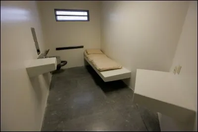 Si un des jeunes transgresse le règlement du centre à multiples reprises, il peut séjourner quelques jours ici. C'est...