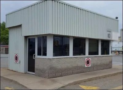 Puis, toute personne qui entre et qui sort des lieux doit passer devant le poste de...