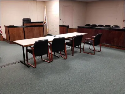 Après, à côté de cette salle, se trouve cette pièce aux allures d'un tribunal. Les pensionnaires les plus récalcitrants doivent passer devant le conseil de...