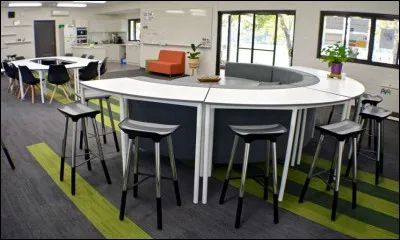 Ensuite, les personnels d'enseignement et d'encadrement se retrouvent dans la salle de...