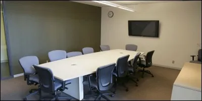 À droite, cette pièce accueille une salle de réunion. Combien de chaises voyez-vous ?