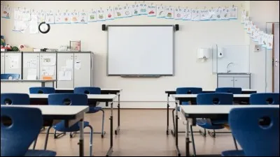 Dans un second bâtiment, cette salle permet d'accueillir des jeunes de 10 ans à 12 ans. Quelle est la couleur du tableau blanc sur le mur ?