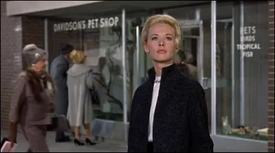 Quel cinéaste a réalisé le classique "Les Oiseaux" (1963) ?