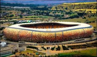 Combien y a-t-il de places au FNB Stadium ?