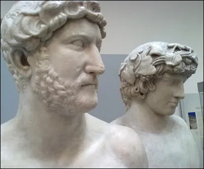 Quel empereur romain a donné son nom au mur construit au lle siècle en Angleterre ?