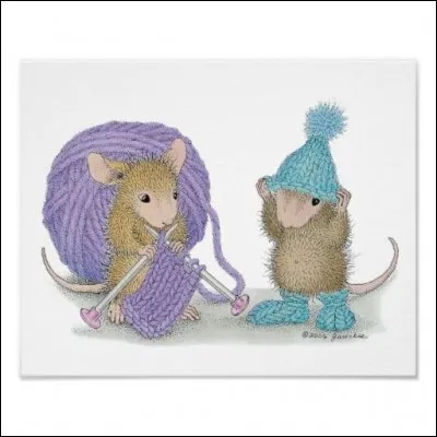 Que fait notre jolie souris avec ses aiguilles ?