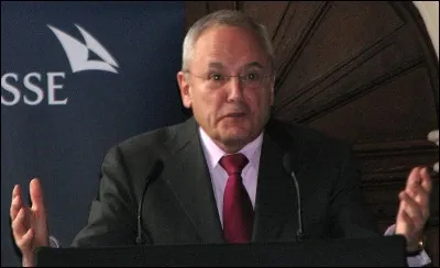 Un seul de ces objets ne figure pas dans le tableau de Jan van Eyck, "Les époux Arnolfini" : lequel ?