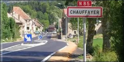 Nous sommes maintenant en région P.A.C.A. à l'entrée de Chauffayer. Ancienne commune de l'arrondissement de Gap, elle se situe dans le département ...