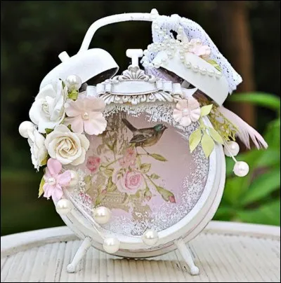 On ne peut pas finir sans &eacute;voquer cette chanson tout aussi ancienne : "It's five o'clock, and I walk..." :