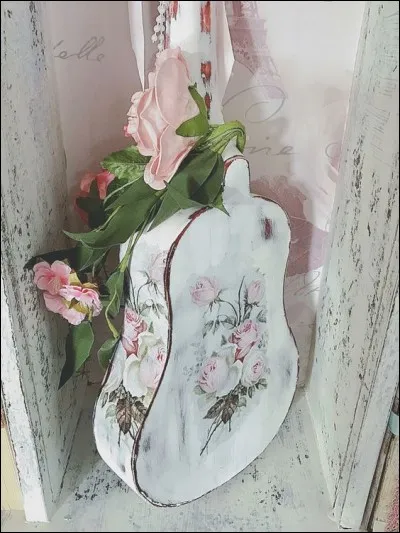 On &eacute;coute cela dans le calme, vautr&eacute; sur le canap&eacute; : "Un peu largu&eacute;e, un peu seule sur la Terre, les mains tendues, les cheveux en arri&egrave;re..." :