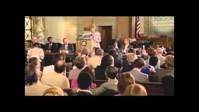 "Y a-t-il un flic pour sauver la reine ?" est un film joué par Leslie Nielsen.