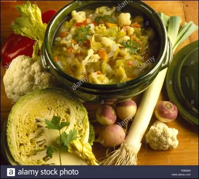 La garbure est un savoureux potage b&eacute;arnais. Pour &ecirc;tre totalement savoureux, dans quoi doit-il mijoter ?