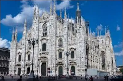 Floriane, mon séjour en Italie se passe à merveille. Par cette carte, admire la cathédrale de...