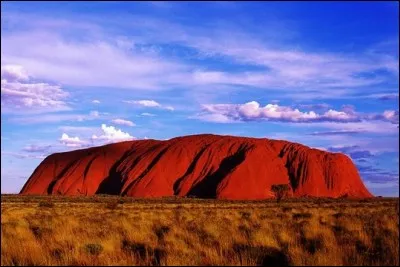 Salut Mamie ! Tu as vu ce gros rocher ? Il se trouve en...