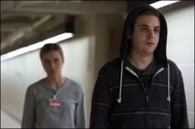 Quelle détenue a été tuée par le gardien Bayley à la fin de la saison 4 ?