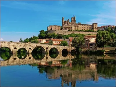 Quelle ville de l'Hérault, une des plus anciennes de France, est connue pour sa feria et son équipe de rugby à XV ?