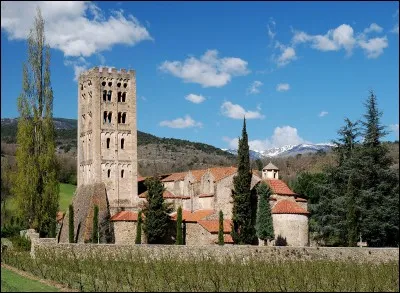 Dans quelle abbaye catalane peut-on assister chaque année, de mi-juillet à mi-août, au festival Pablo Casals, festival de musique de chambre ?