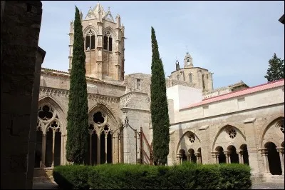 Fondé au XIIe siècle, c'est le plus important monastère féminin catalan. Façade romane décorée d'archivoltes et une église romano-gothique, c'est...