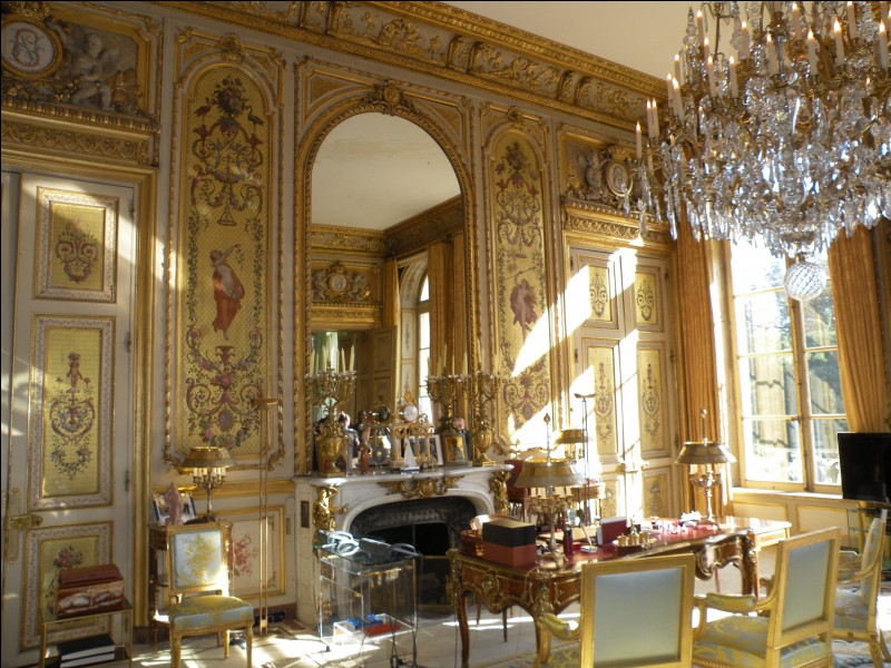 Quelle pièce du Palais de l'Élysée est traditionnellement utilisée comme bureau par le président de la République ?