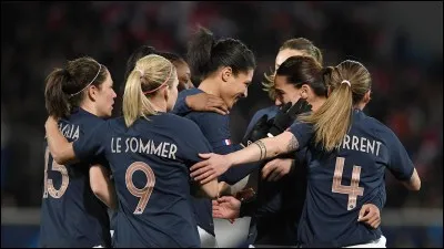 Qui est la capitaine de l'équipe de France féminine ?