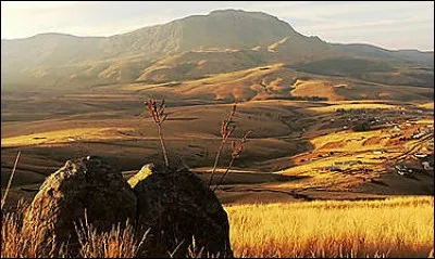 Quel pays est surnomm&eacute; : "La nation arc-en-ciel" ?