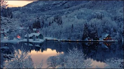 Comment est surnomm&eacute;e la Finlande ?