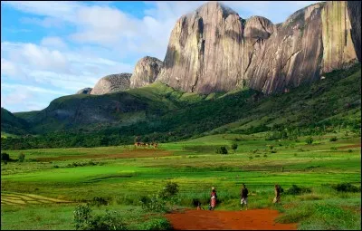 Quelle &icirc;le est surnomm&eacute;e "L'&icirc;le rouge" ?