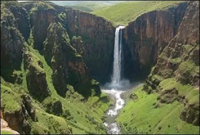 Quel pays africain est surnomm&eacute; : "Royaume dans les nuages " ?