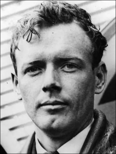 Qui est ce Charles, pionnier américain de l'aviation qui fut le premier pilote à relier, sans escale et en solitaire, New York à Paris en 1927 ?