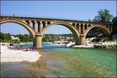 Dans quel département se situe Collias ?